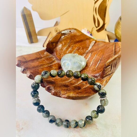 Handmade Gray Labradorite Bracelet & Carved Heart Pendant Bundle - Picture 6 of 7